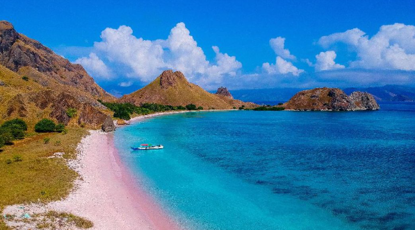 Wisata Alam Pantai Pink di Pulau Komodo Nusa Tenggara