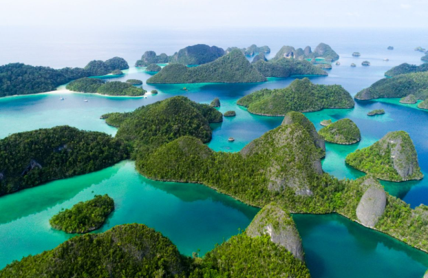 Keindahan Raja Ampat dengan View Laut Biru Memukau
