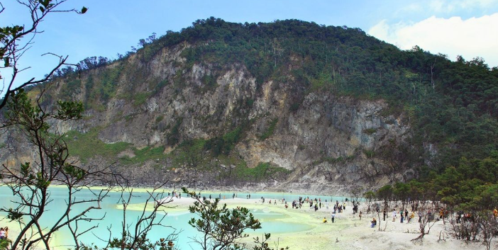pesona-alam-kawah-putih-ciwidey-yang-eksotis
