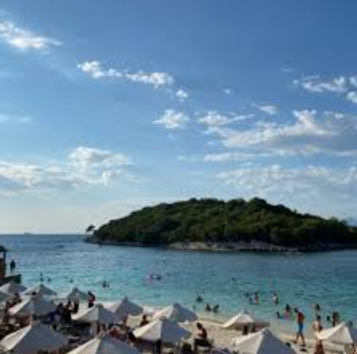 Menikmati Pantai Eksotis di Ksamil dengan Air Laut Jernih