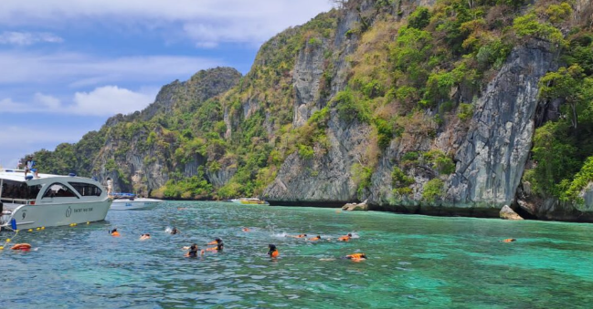 Menjelajahi Keindahan Pantai Phi Phi Island